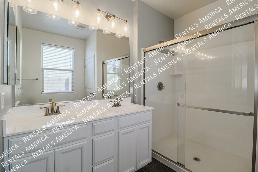 Building Photo - 10910 E Calypso Ave