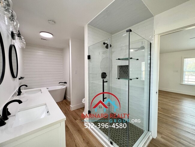 Building Photo - Country Living At It's Finest!