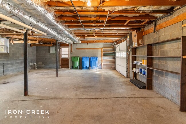 Building Photo - Adorable 3-Bedroom House in West Asheville