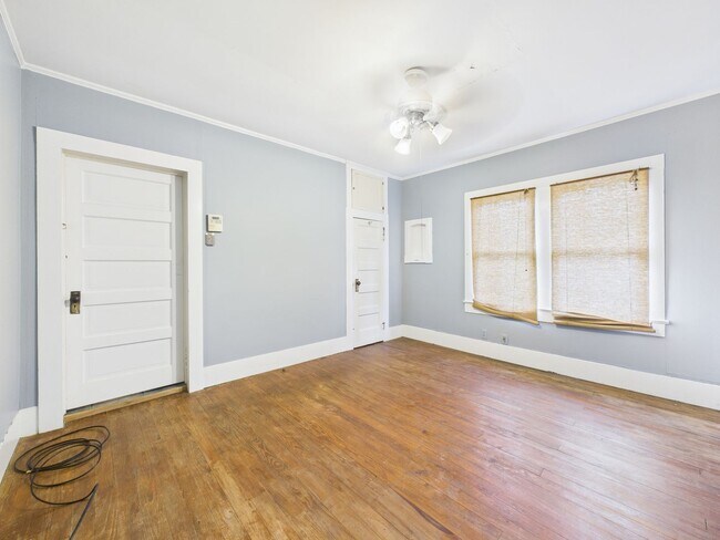 Building Photo - ATTENTION UL STUDENTS!!!!