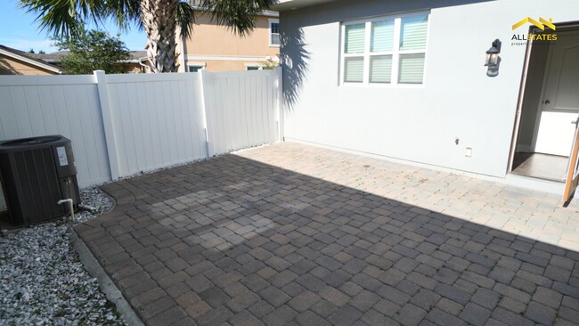 Building Photo - 15405 Honeybell Dr