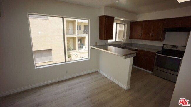 Building Photo - 1418 S Bentley Ave