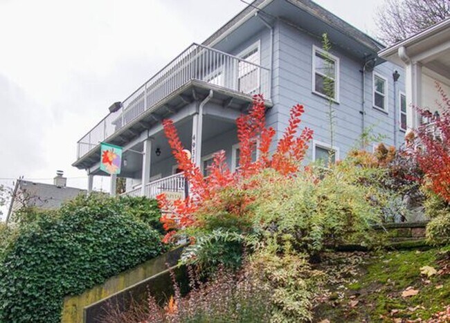 Building Photo - John's Landing: Updated Garden Level 1-Bed-Close to OHSU!