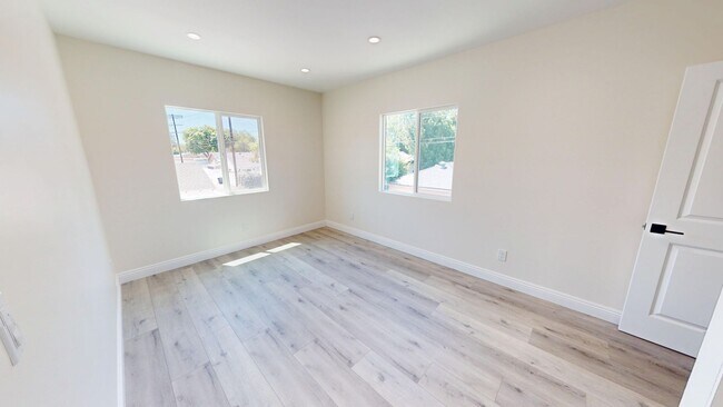 Building Photo - Modern 3-Bed/3-Bath Townhome