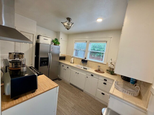 Building Photo - 2 Bed 1 Bath on a quiet street.