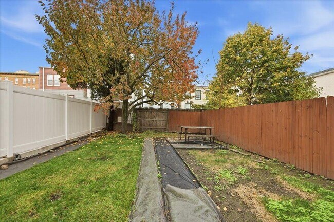 Building Photo - 132 Thorne St