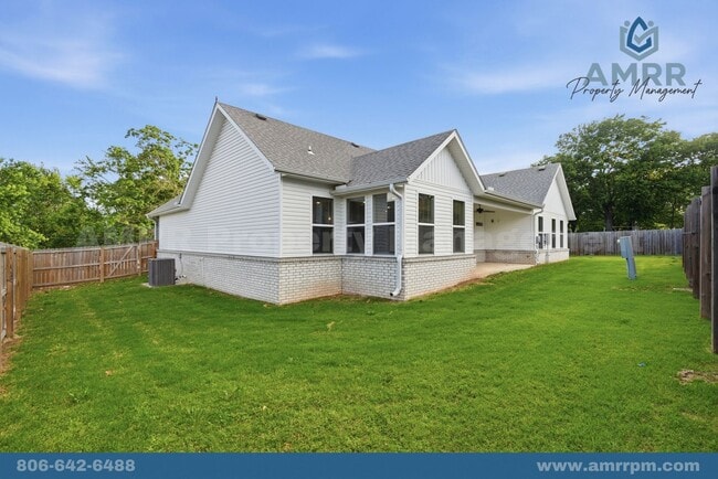 Building Photo - 804 E Parks St