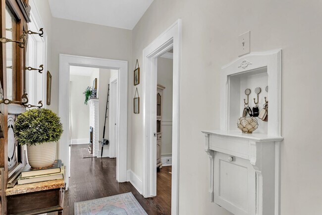 Building Photo - Completely Renovated Charming - 3 bedroom 2 bathroom home - 1108 Bonventure Rd, Savannah GA