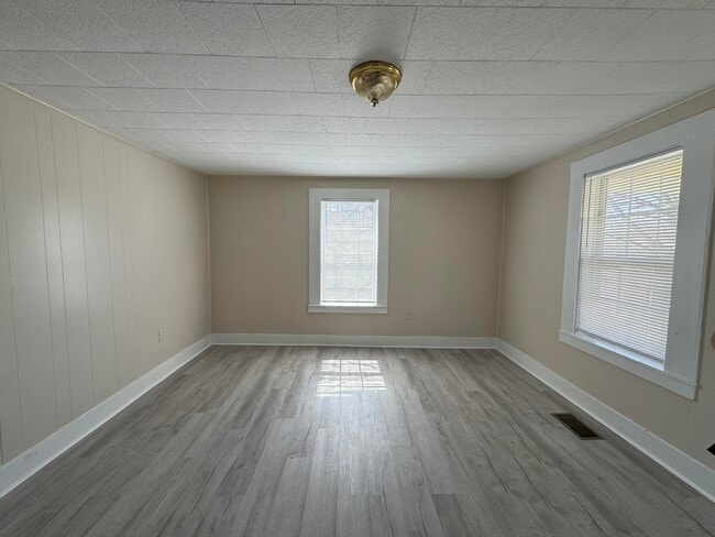 Building Photo - 118 N Fowler Ave