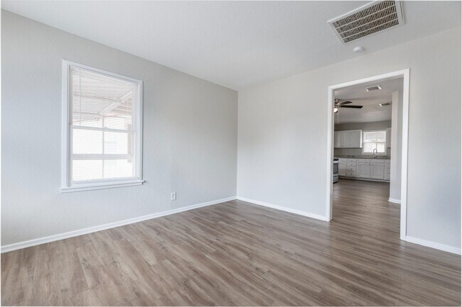 Building Photo - 875 Utopia Ln