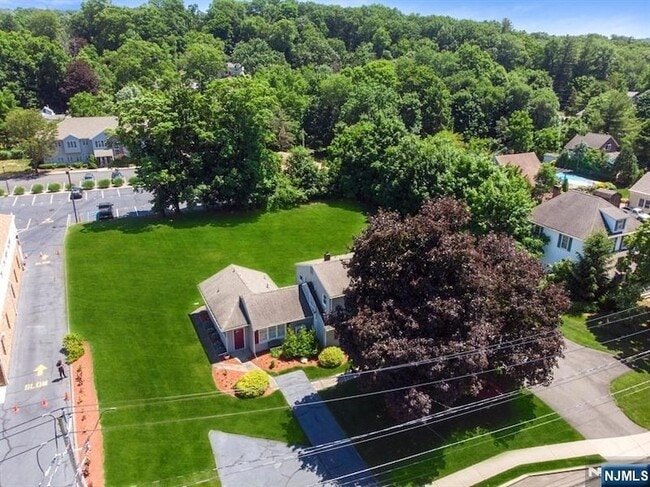 Building Photo - 326 Ramapo Valley Rd