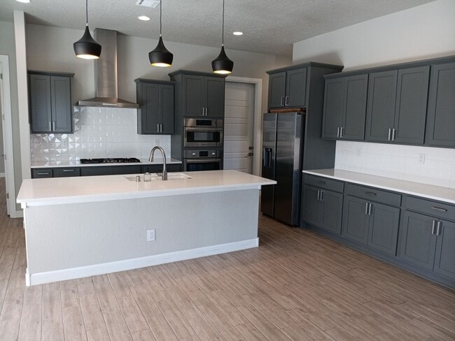 Building Photo - Stunning 4-bedroom, 3.5-bathroom home loca...