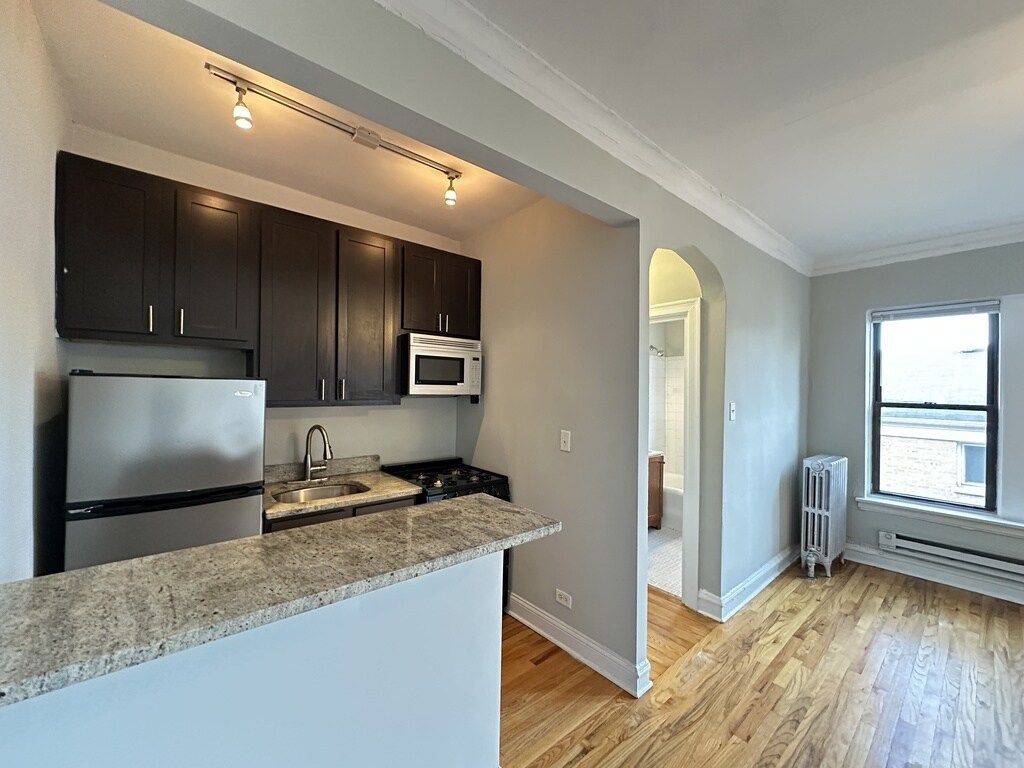 Building Photo - 4644 N Paulina St