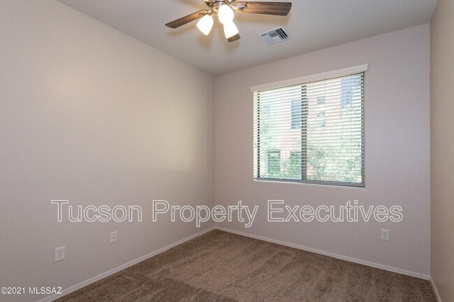 Building Photo - 2442 E Emerald Moon Dr