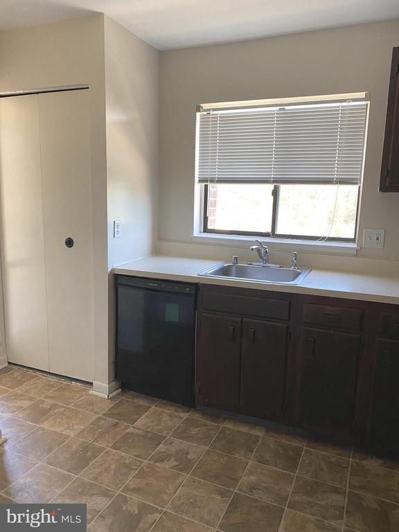 Building Photo - 15702 Dorset Rd