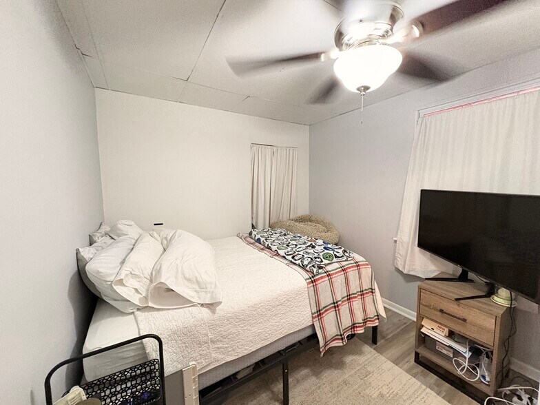 Building Photo - 5807 Hobart St