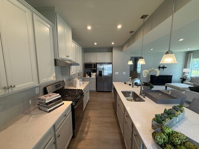 Building Photo - Never loved in Model Homes