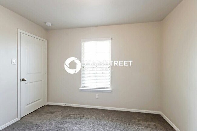 Building Photo - 4 Bedroom Pet-Friendly Home in ROSHARON, TX with Main Street Renewal
