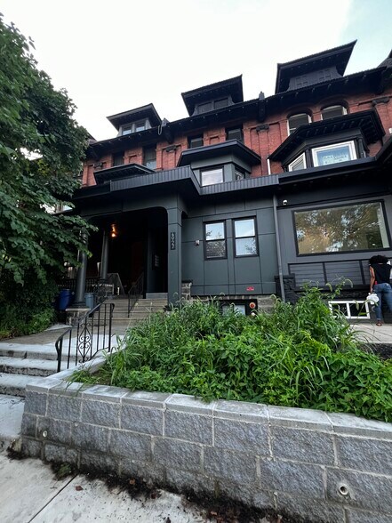 Building Photo - 4927 Catharine St