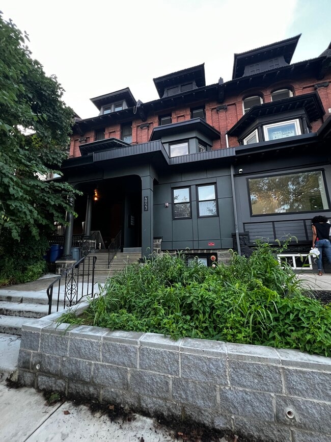 Building Photo - 4927 Catharine St