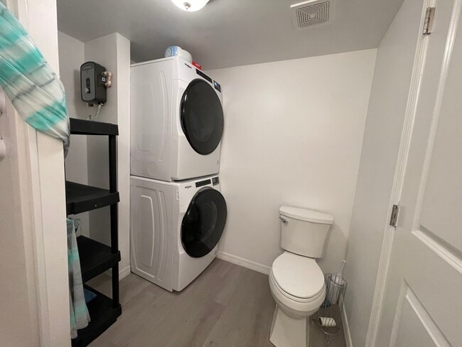 Building Photo - 2581 Oleander St