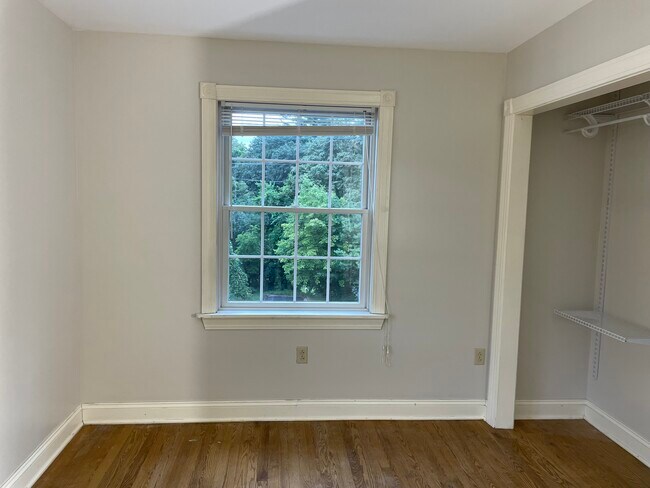 Building Photo - 611 Suite B