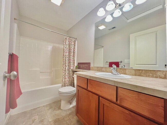Building Photo - LOVELY GRESHAM TOWNHOME, GREAT LOCATION!
