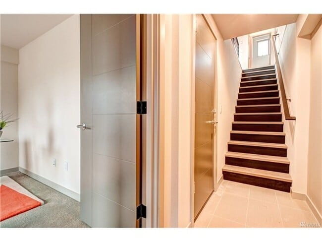 Building Photo - 3Bd/2.5Ba Seattle Townhome