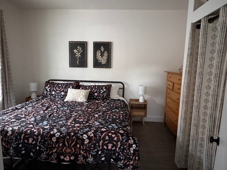 King Bedroom w/ Dress & Closet - 858 W Silver St