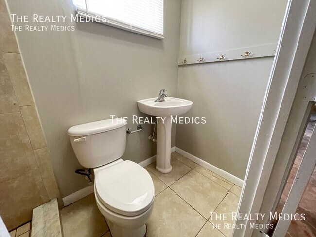 Building Photo - AMAZING 3 Bedroom 2 Bathroom Home In Orlando!