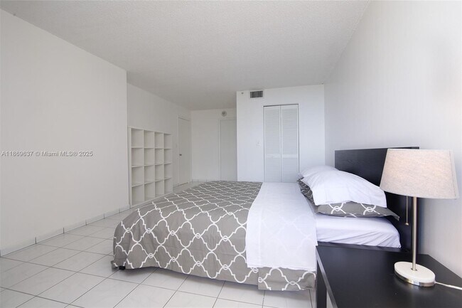 Building Photo - 2555 Collins Ave