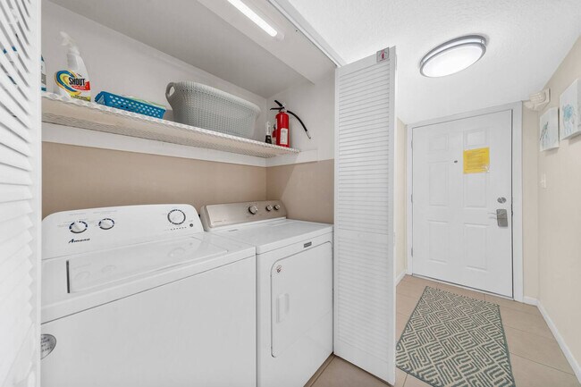 Building Photo - 10 Sunflower St