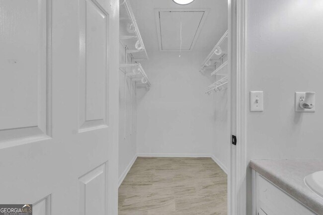 Building Photo - 250 Meadow View Dr