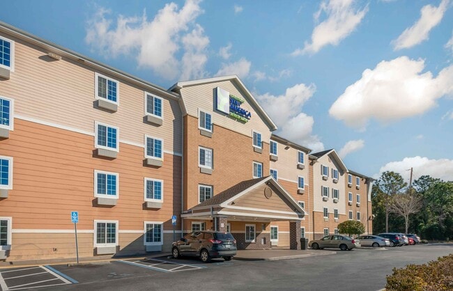 Building Photo - 10520 Balmoral Cir W