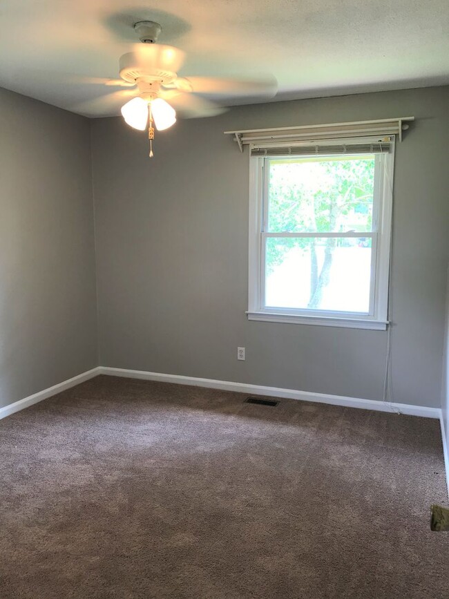 Building Photo - 3 Bed w/ Bonus Room Off of Piney Green