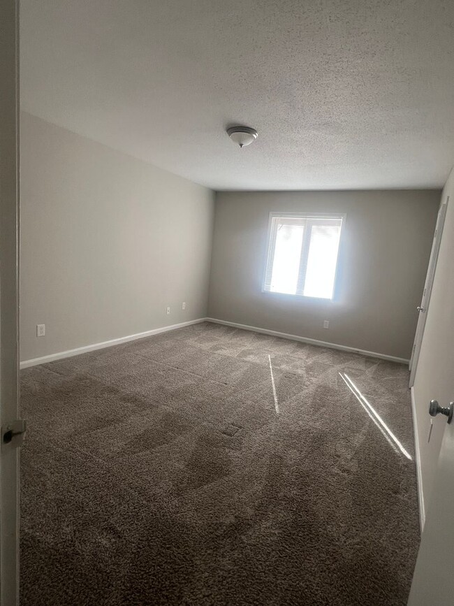 Building Photo - 1 bedroom/ 1 bathroom condo for ONLY $1150...