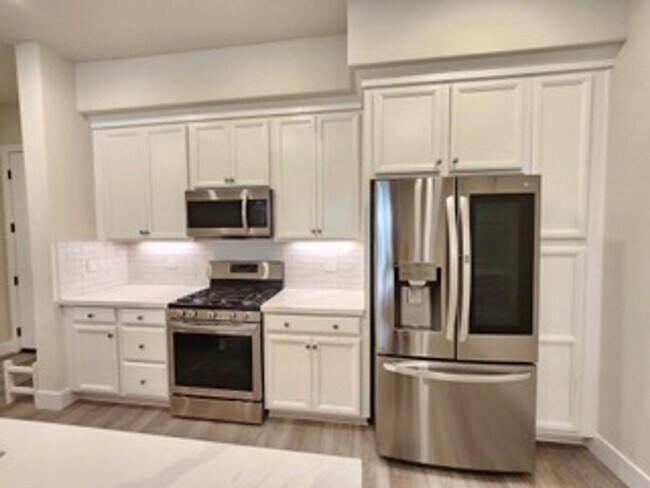 Building Photo - Upscale 2/2 Apartment in The Cannery!