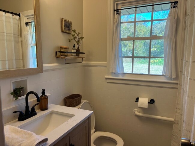 Building Photo - 321 Cedar St