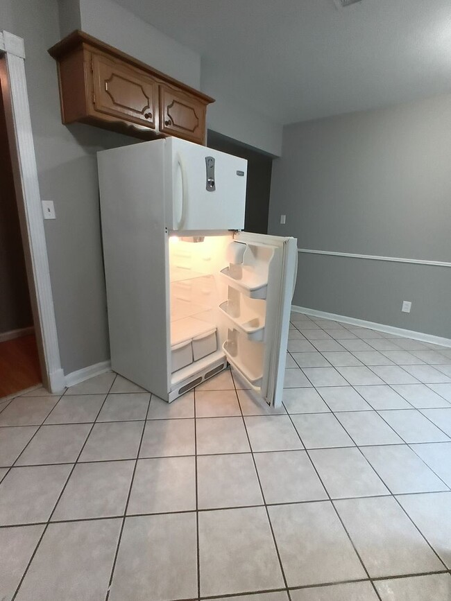 Building Photo - Wonderful Kitchen! New flooring!