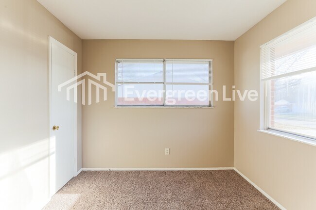 Building Photo - 868 Liverpool Pl