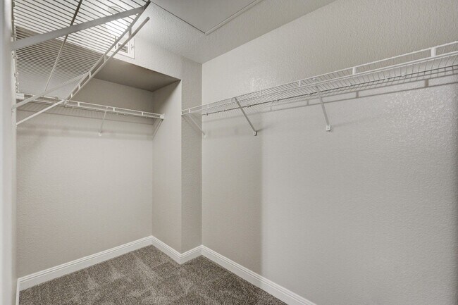 Building Photo - Charming 3 Bedroom Upstairs Condo in a Gat...