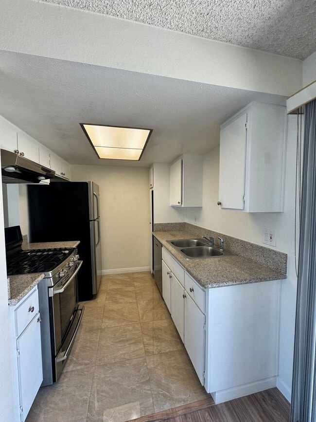 Building Photo - 17762 Paseo Cir