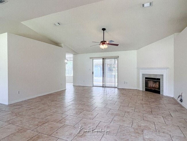 Building Photo - 2511 Southern Oaks Dr