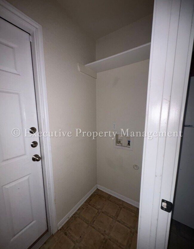 Building Photo - 208 Janelle Dr