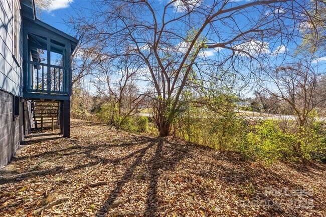 Building Photo - 1127 W 5th Ave