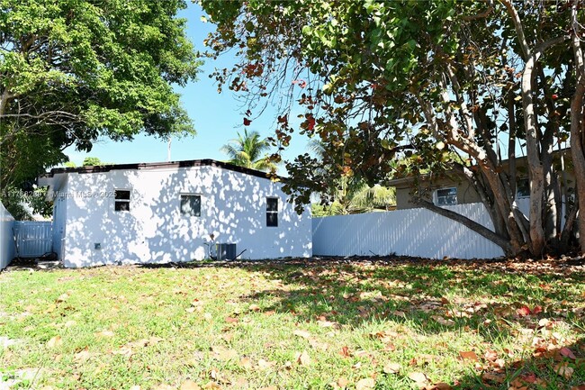 Building Photo - 747 NW 5th Ct