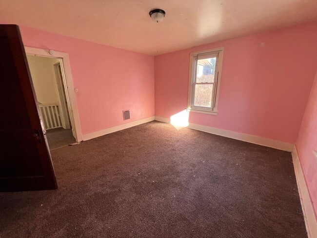 Building Photo - 3 bed 1.5 bath - Located in the heart of Monessen