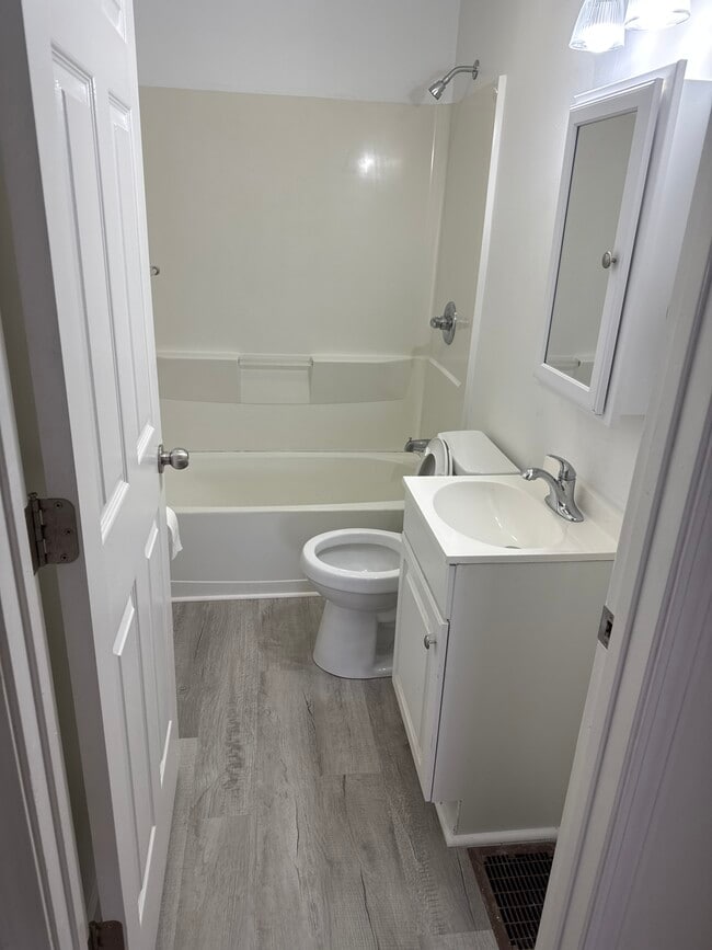 Building Photo - 1115 Winfield Ave