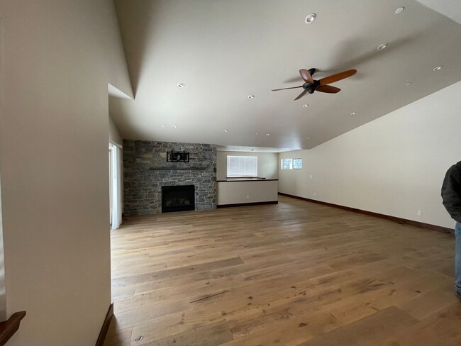 Building Photo - Beautiful, Custom 3 bedroom, 2 bath home w...