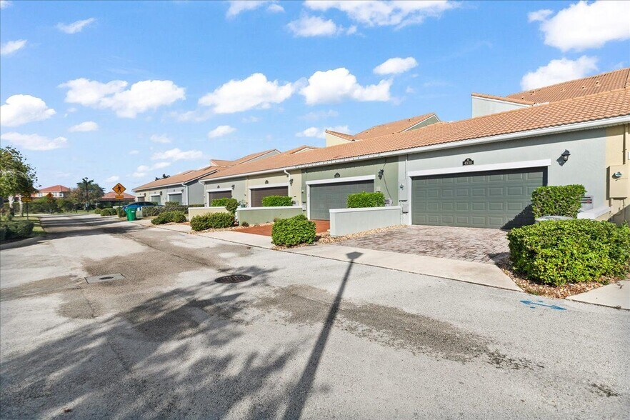 Building Photo - 4938 Sprint Cir